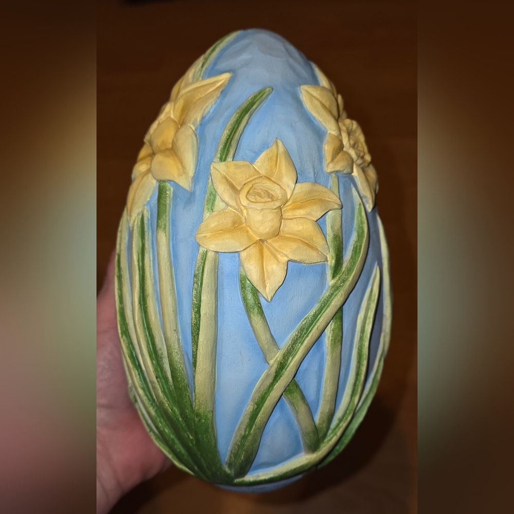 2007 Tom Herold Demdaco Eggstravagant Compassion 8" Resin Egg Easter Daffodils